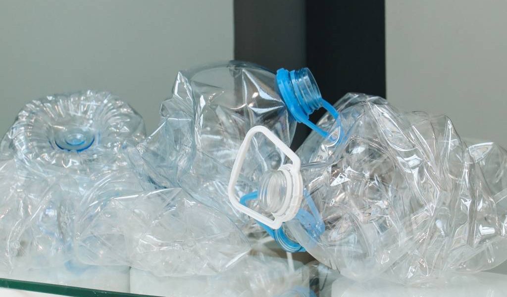 Bouteille d’eau en verre ou en plastique : quelle différence